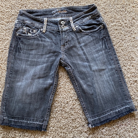 Miss Me Bermuda - Picture 1 of 3